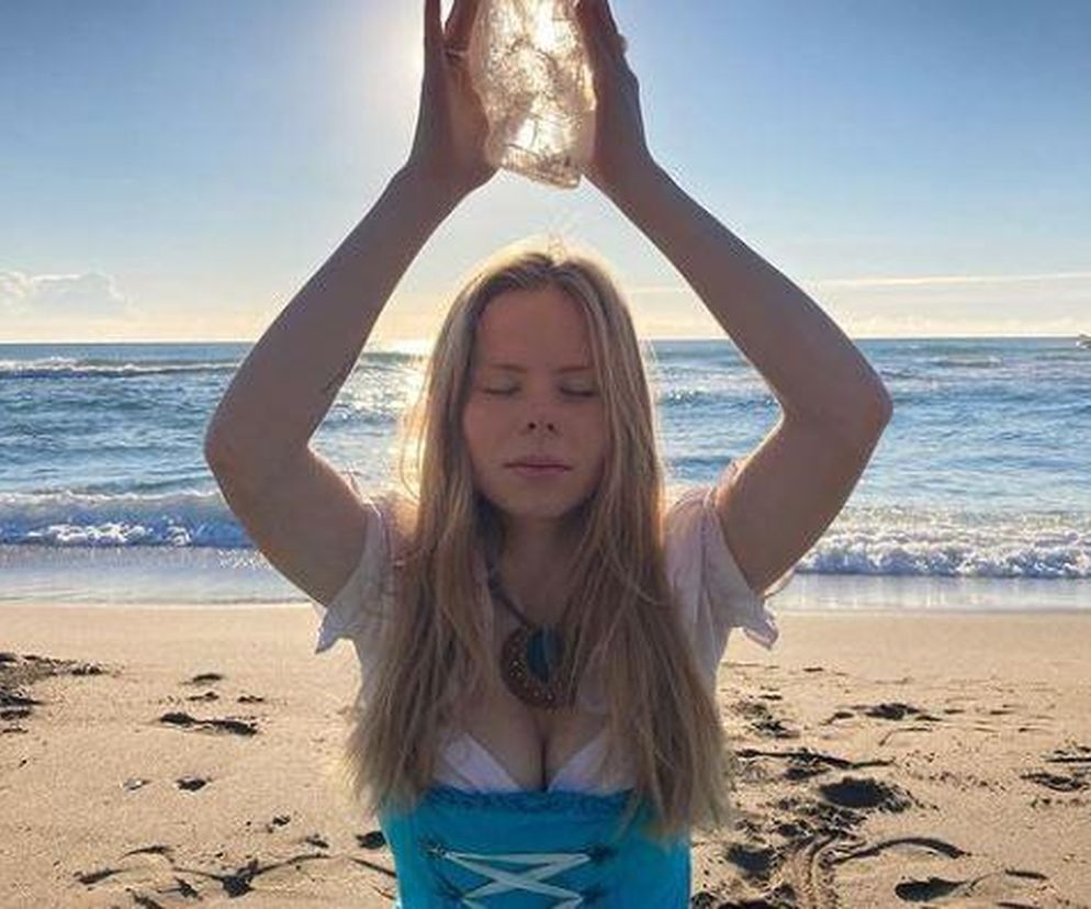 Uzdrowicielka Pola Bany żyje w czworokącie. Wymienia się partnerem