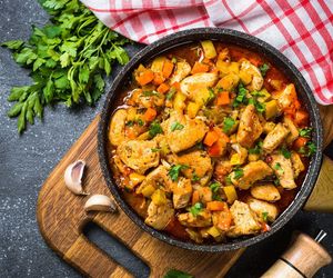 Idealny obiad dla głodomorów. Potrawka z kurczaka i 4 warzyw syci i dodaje energii 