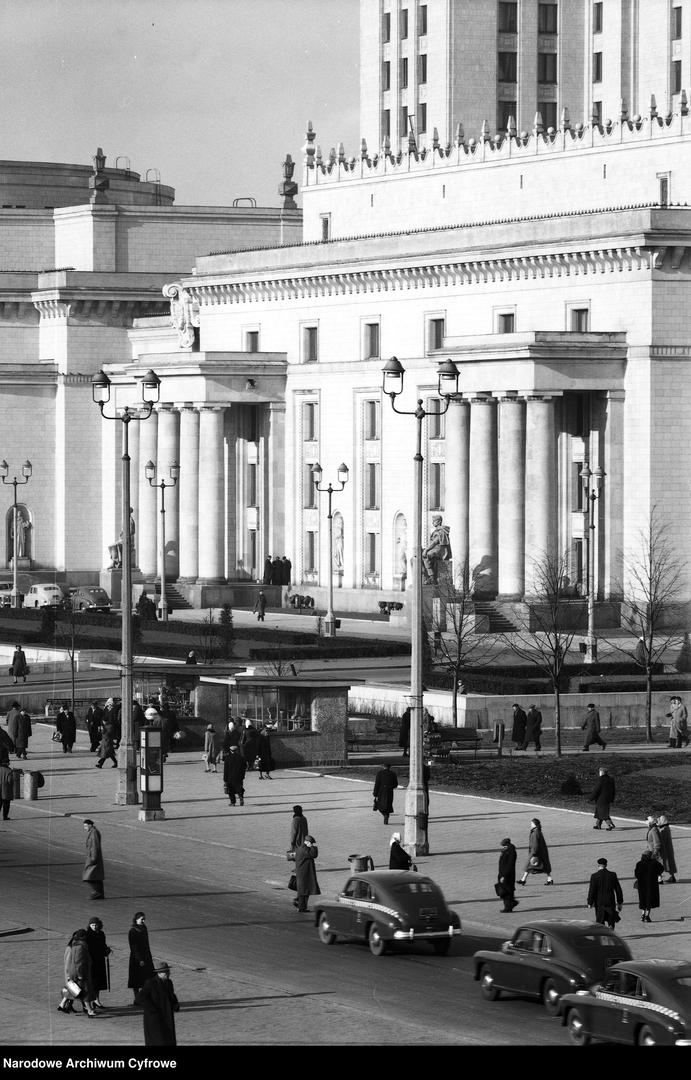 Czysty Pałac Kultury i Nauki w Warszawie - zobacz stare zdjęcia. Tak wyglądał bez warstwy brudu