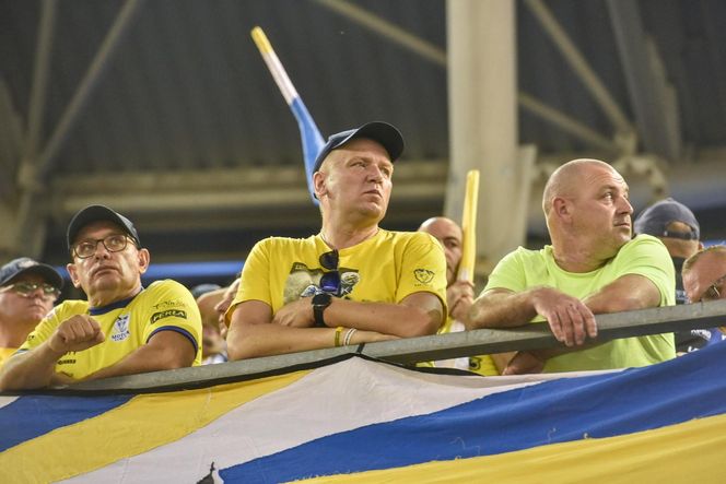 Sektor gości podczas finału PGE Ekstraligi. Zdjęcia kibiców Orlen Oil Motoru Lublin z Motoareny w Toruniu