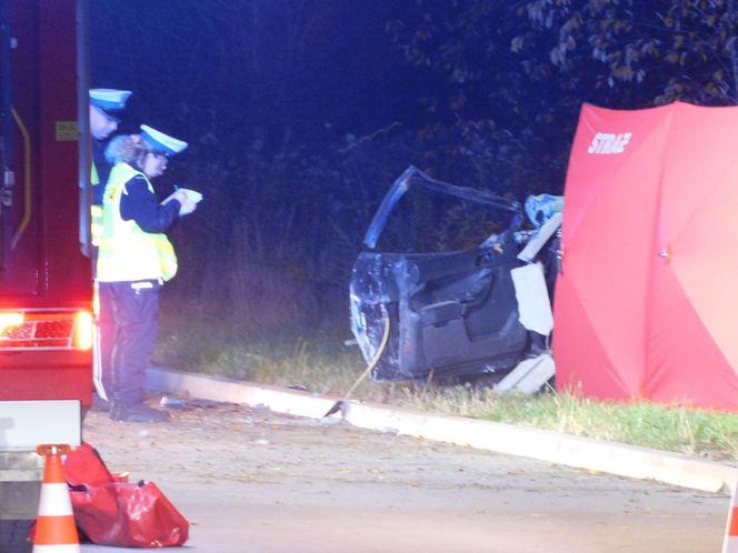 Tragiczny wypadek w Woli Mrokowskiej. Audi uderzyło w betonowe ogrodzenie. Zginął młody kierowca