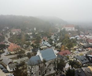 Mglisty Kazimierz Dolny w obiektywie. Miasteczko nad Wisłą przyciąga turystów nawet późną jesienią