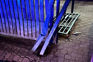 Warszawa. Auto wjechało w ogrodzenie szkoły. 8 osób rannych, w tym sześcioro dzieci