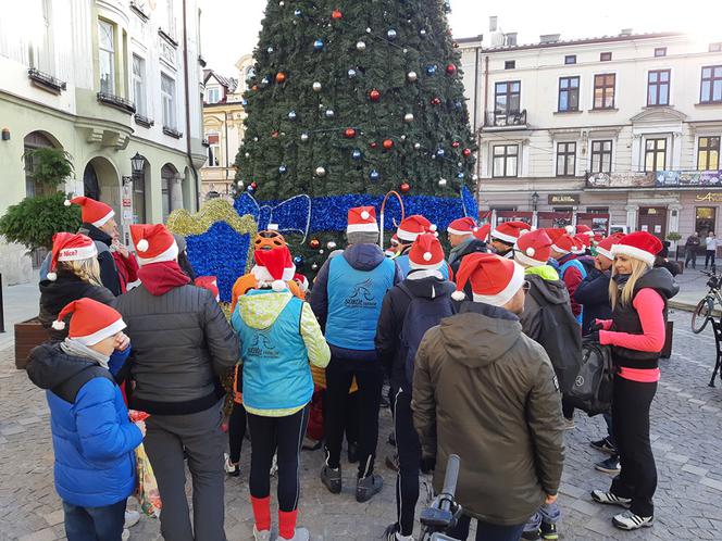 Miał rower i mnóstwo pomocników. Święty Mikołaj odwiedził plac Kazimierza