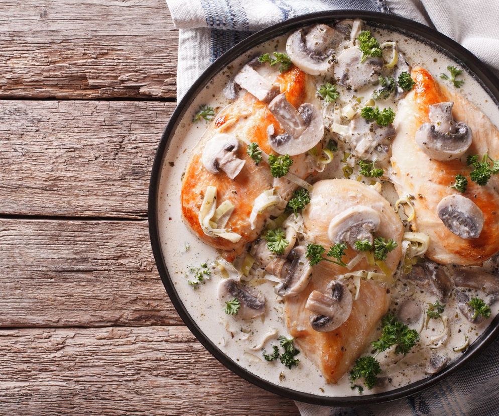 Błyskawiczny filet z kurczaka w sosie pieczarkowym: łatwo zrobisz, zjesz ze smakiem!