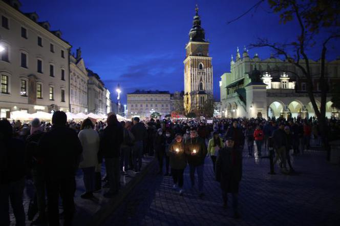 "Ani jednej więcej". Kolejny dzień protestów. Ulicami Krakowa przeszedł tłum ludzi [ZDJĘCIA]