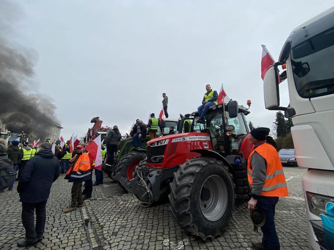 Protest rolników we Wrocławiu. Strajk wymyka się spod kontroli. Urząd Wojewódzki obrzucany jajkami