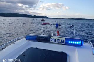 Akcja wodniaków z Bydgoszczy na rozlewisku w Pieczyskach. Żaglówka dryfowała do góry nogami