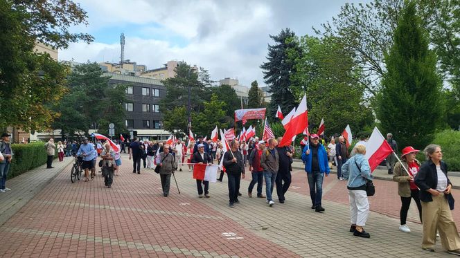 Pod Sejmem gromadzą się ludzie w oczekiwaniu na zaprzysiężenie Karola Nawrockiego 6.08.2025