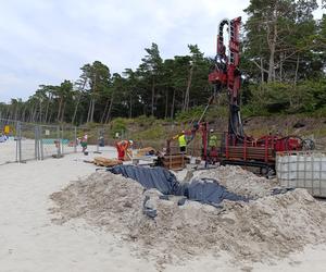 Badanie geologiczne na plaży w Lubiatowie. Budowa elektrowni jądrowej w gminie Choczewo