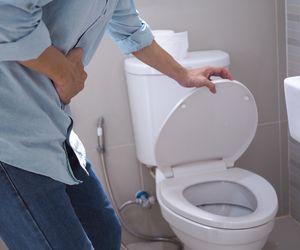 Widzisz bąbelki w moczu? Mogą być skutkiem złej diety, ale też śmiertelnej choroby