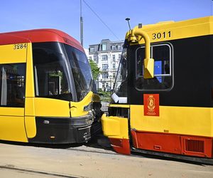  Zderzenie tramwajów w centrum Warszawy. 13 osób rannych, ruch tramwajowy wstrzymany