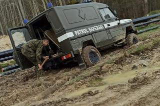  W Parszowie patrol saperski ugrzązł w błocie