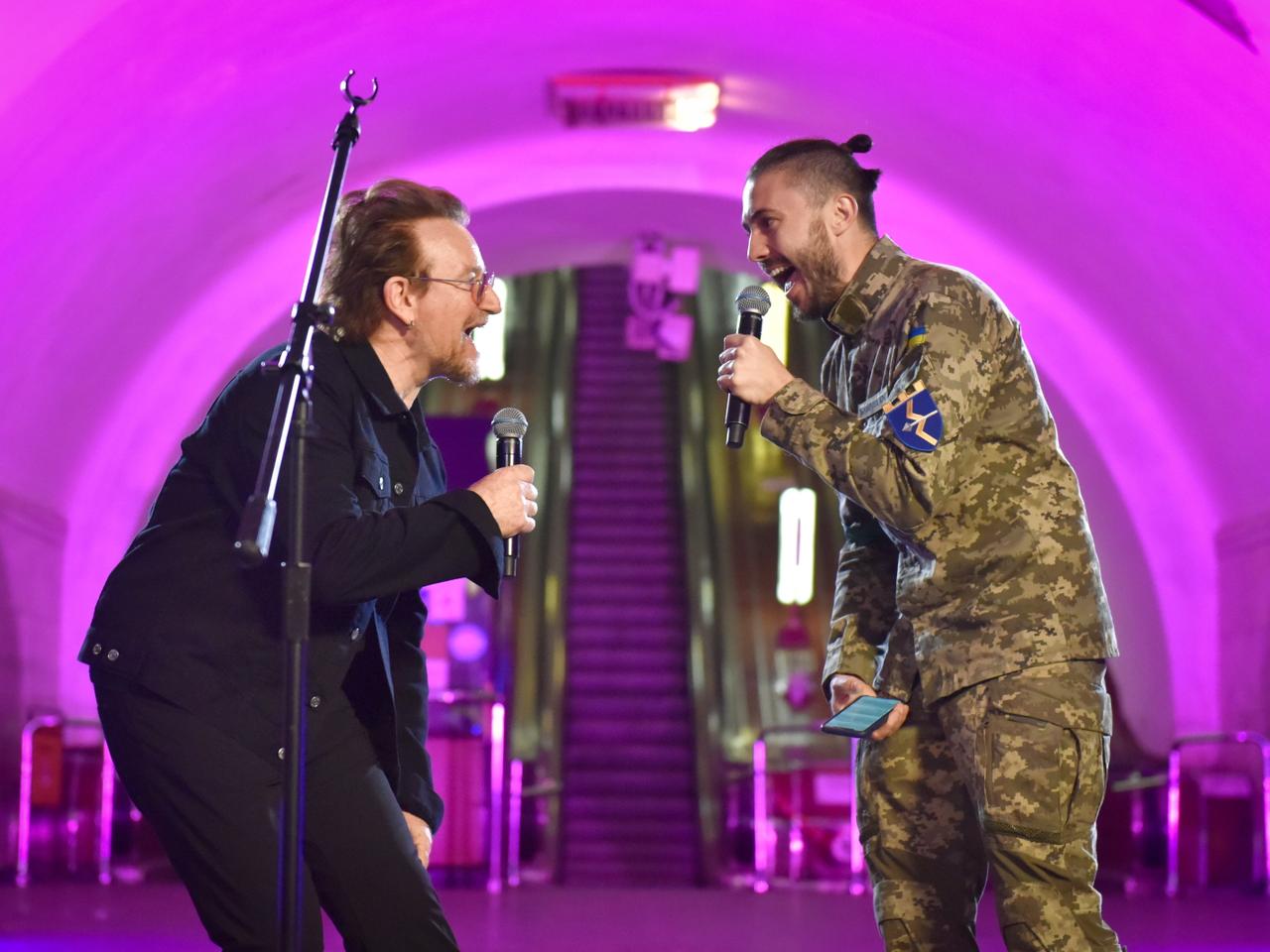 U2 w Kijowie! Zobaczcie wideo z niespodziewanego koncertu w metrze