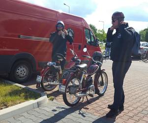 Fani starych polskich motorowerów z Bzyk Raider ze Swarzędza zrobili sobie postój w Lesznie