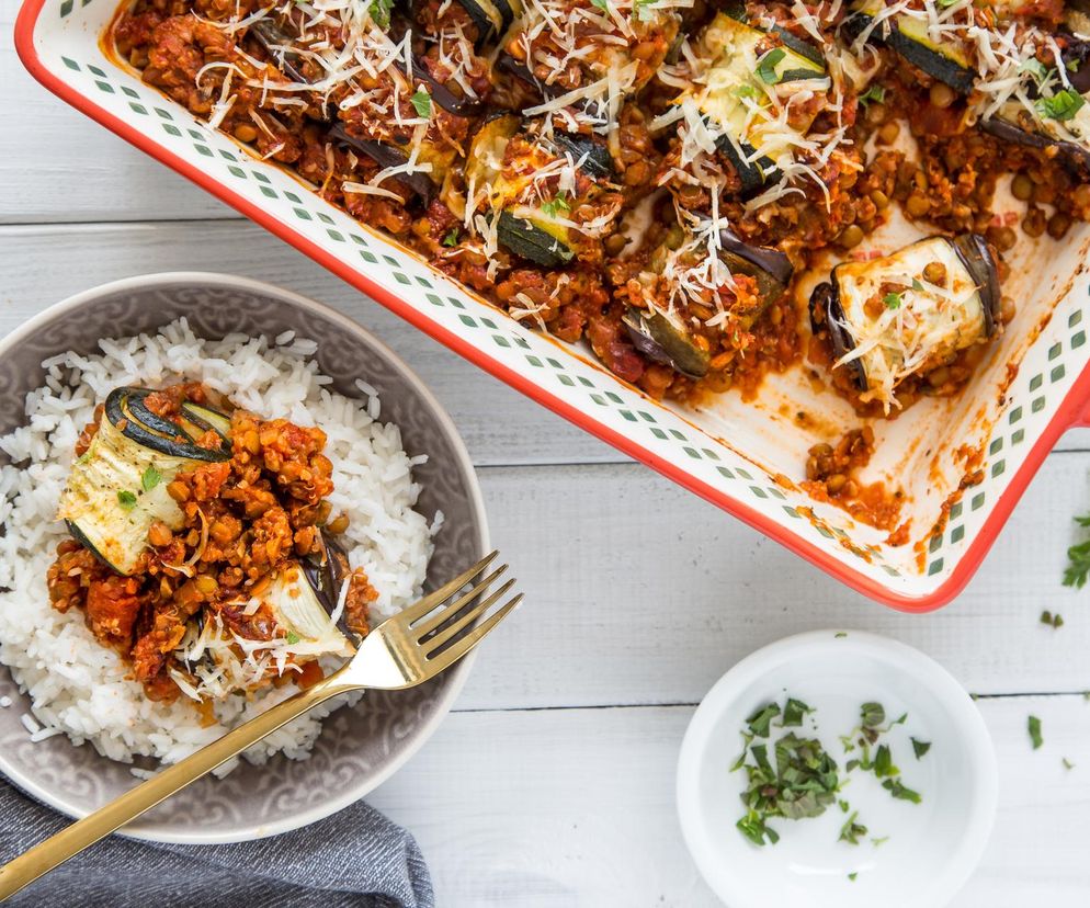 To danie łączy wege lasagne i musakę. Naje się nim cała rodzina