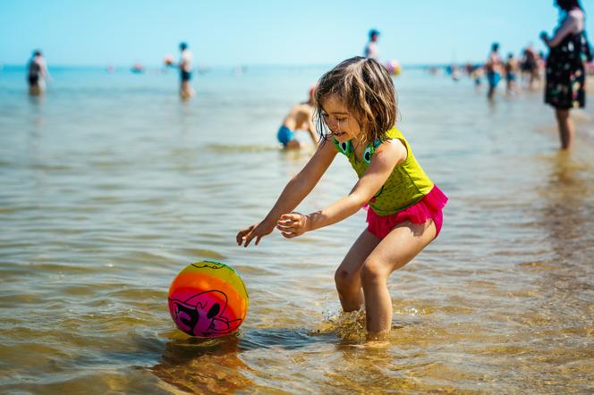 Wybrano najpiękniejszą plażę w Polsce. Oto dlaczego warto się na nią wybrać z dzieckiem 
