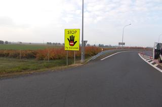 Kolejne tablice informujące o złym kierunku jazdy stanęły przy wielkopolskich drogach ekspresowych