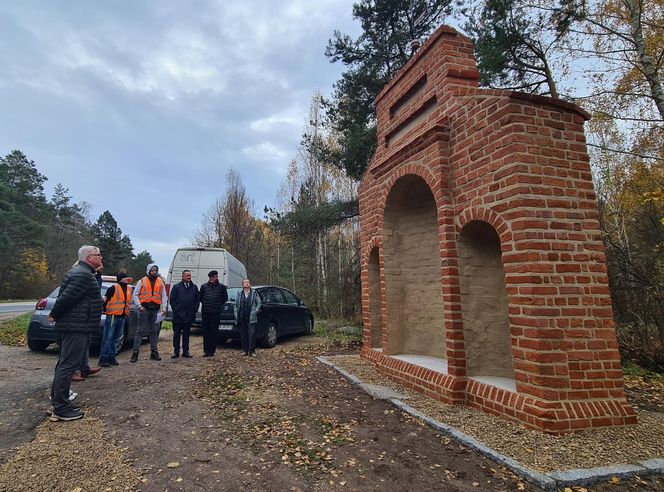 To jedna z najstarszych kapliczek warmińskich. Wyróżnia ją nietypowa architektura
