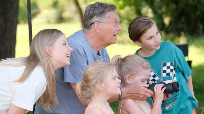 M jak miłość odc. 1828. Józef Modry (Stefan Friedmann), bliźniaczki Emilka, Zuzia (Julia, Marcelina Kempka), Lenka (Olga Cybińska), Misiek (Aleksander Bożyk)