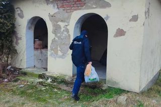 Nie tylko egzekwują prawo, ale także niosą pomoc. Policjanci z Wielkopolski otoczyli pomocą bezdomnego