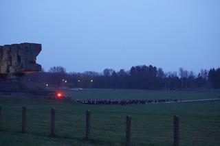 Ogrom wiernych przybył na Drogę Krzyżową na Majdanku. Mamy zdjęcia!
