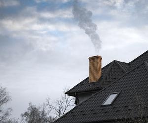 Rząd dopuścił palenie węglem słabej jakości. Czy zimą podusimy się w smogu?