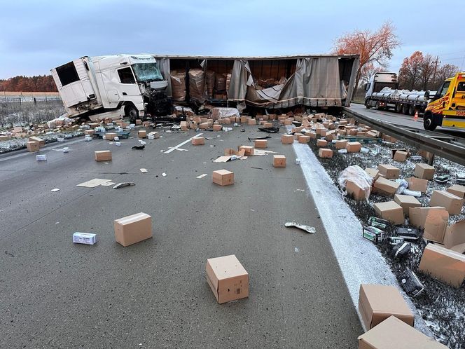 Karambol na autostradzie A4 pod Bolesławcem. Zderzyło się siedem aut, nie żyje kierowca busa 