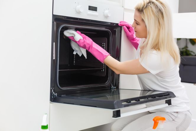 Wystarczyły 3 czubate łyżki, aby piekarnik znów był czysty. Bez szorowania usunęłam brud i spalone resztki jedzenia. Sposób na czyszczenie piekarnika