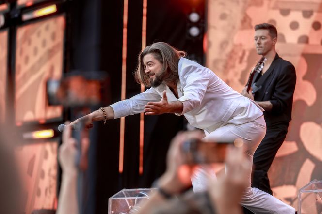 Michał Szpak tak się przejął na scenie, że zgubił mikrofon! Na szczęście nie był sam