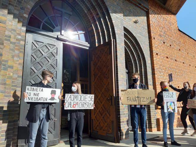 Protest pod kościołem św. Antoniego w Lesznie