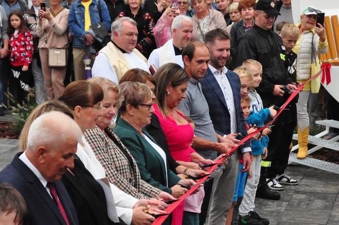 Rynek w Ćmielowie z dużymi filiżankami. Było huczne otwarcie