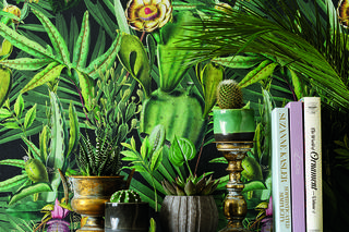 20 modnych wzorów tapet do nowoczesnych wnętrz. Rządzą motywy kwiatowe, tropikalne, geometryczne i zwierzęce