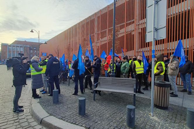 Protest służb mundurowych w Gdańsku! Na miejscu kilkuset funkcjonariuszy z Pomorza 