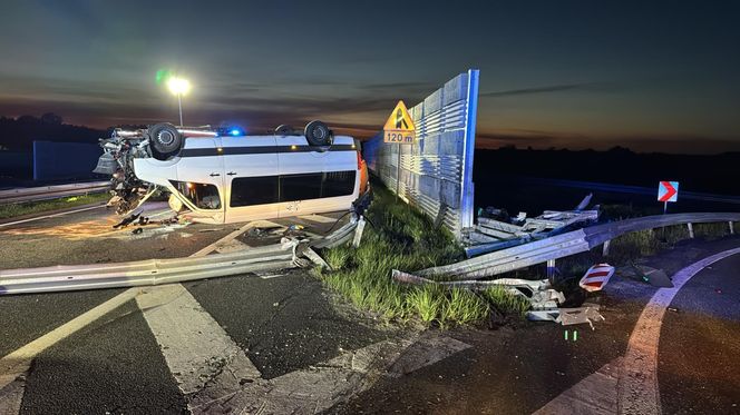 Bus uderzył w barierę energochłonną, po czym dachował