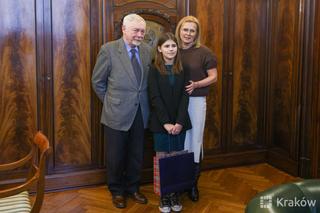 Nie każdy bohater nosi pelerynę. 13-latka z Krakowa nagrodzona za wzorową postawę 