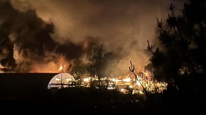 Warszawa. Pożar hal magazynowych w Kawęczynie [ZDJĘCIA]