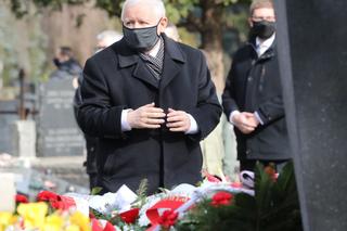 Prezes PiS, wicepremier Jarosław Kaczyński składa kwiaty na grobach ofiar katastrofy smoleńskiej na warszawskim Cmentarzu Wojskowym na Powązkach