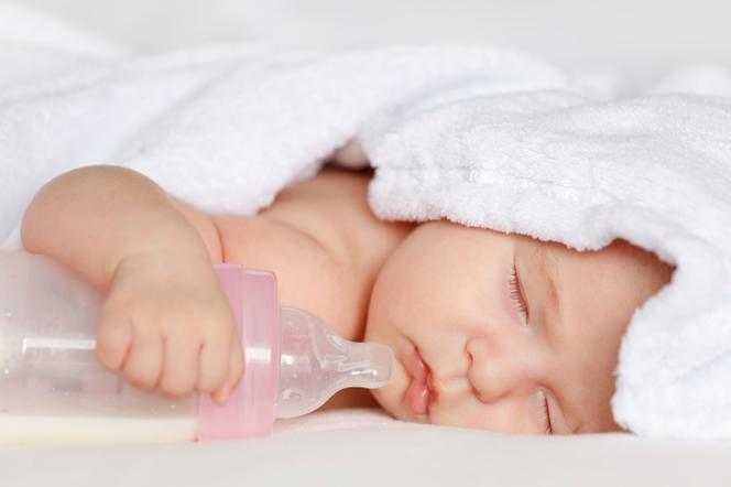 Próchnica butelkowa atakuje zęby mleczne niemowlaka