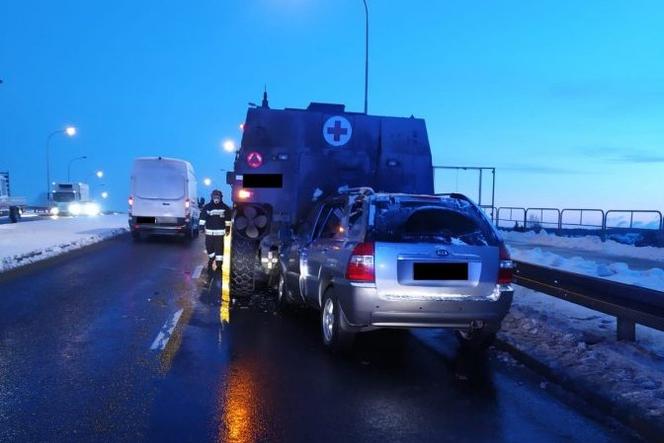 Seria niecodziennych wypadków w Rzeszowie. Z udziałem pługopiaskarki, wojskowego rosomaka