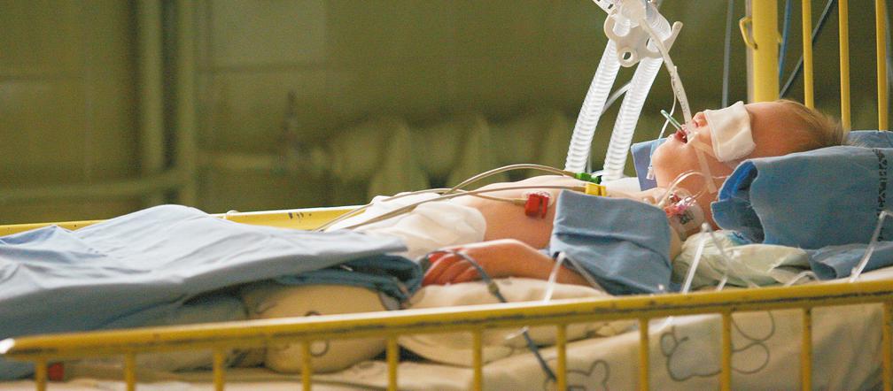 Adaś wypadł z okna bo rodzice pili