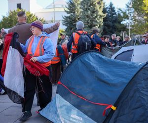 Ostatnie Pokolenie rozbiło namioty przed Sejmem. Domagają się prac nad ustawą o transporcie publicznym