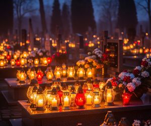 Nigdy nie zapalaj tak zniczy na cmentarzu, to wróży nieszczęście. Przesądy na 1 listopada