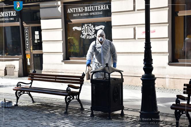 Białe kombinezony i Virkon. Tak w Nowym Sączu walczą z epidemią koronawirusa! 