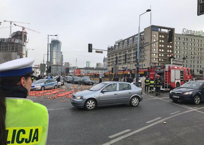 Protesty rolników w Warszawie. Palenie opon i świńskie łby na placu Zawiszy