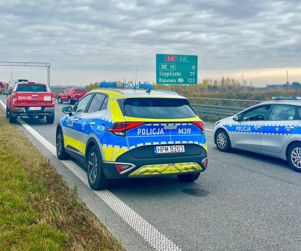 Dramat na S61. Najpierw bus i ciężarówka, potem zderzenie czterech tirów. Jedna osoba nie żyje