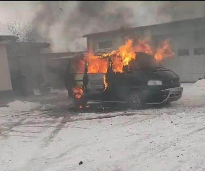 Lubelskie: To był jedyny sposób na uratowanie majątku. Policjanci wyciągnęli płonące auto z drewnianej wiaty