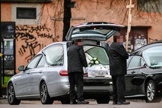 Weronika i Wiktoria spoczęły pod kołderką białych róż. Ostatnia droga tragicznie zmarłych sióstr