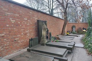 Nagrobki po wewnętrznej stronie muru 