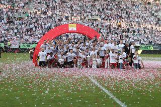 ŁKS Łódź wraca do Ekstraklasy i żegna się z 1. ligą! Tak świętowali kibice i piłkarze [GALERIA]